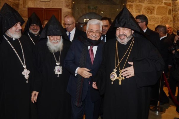 Fələstin lideri Mahmud Abbasın erməni sevgisi- Katalikosu belə bağrına basıb, erməniləri təbrik edir
